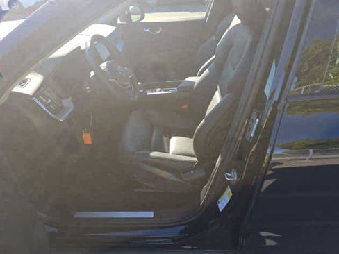 Used 2025 Volvo XC60 B5 Core image 7