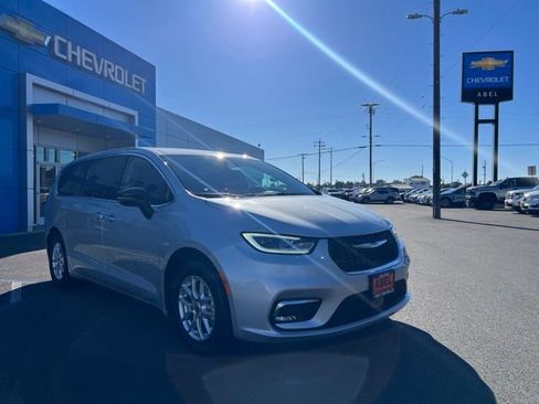 Used 2024 Chrysler Pacifica Touring-L FWD image 3