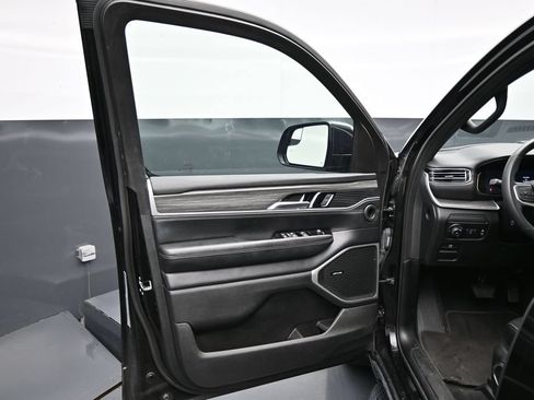 Used 2024 Jeep Wagoneer L Series III w/ Flexible Seating Group AWD/4WD image 10