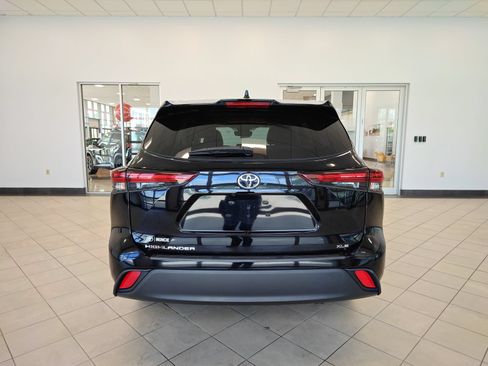 Used 2024 Toyota Highlander XLE FWD image 4
