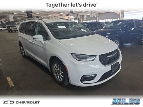 Used 2022 Chrysler Pacifica Touring-L FWD image 1