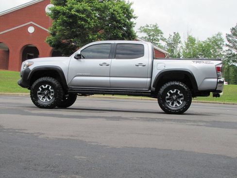 Used 2020 Toyota Tacoma TRD Off-Road RWD image 5