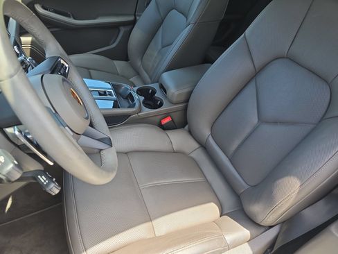 Used 2025 Porsche Macan AWD/4WD image 5