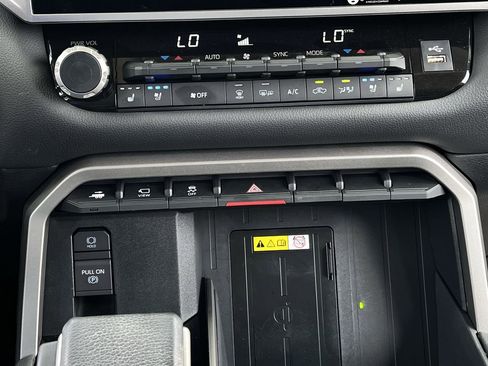 Used 2024 Toyota Tundra Limited image 18