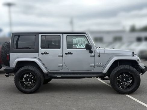 Used 2016 Jeep Wrangler Unlimited Sahara w/ Connectivity Group AWD/4WD image 9