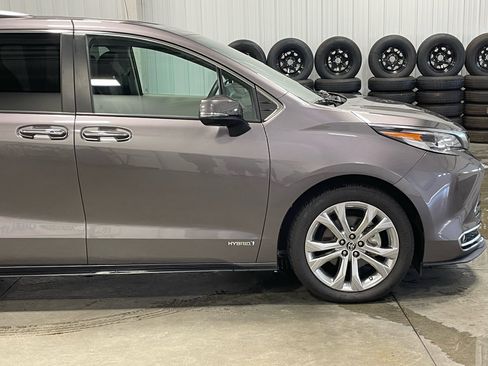 Used 2021 Toyota Sienna Platinum image 19