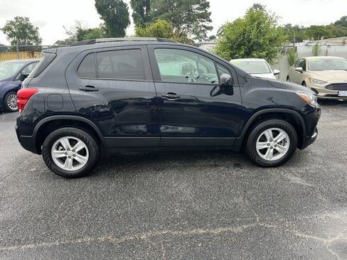 Used 2022 Chevrolet Trax LT w/ LT Convenience Package image 9