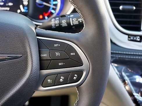 New 2023 Chrysler Pacifica Limited image 46