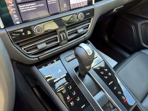 Certified 2024 Porsche Macan image 32