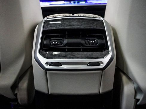 Used 2023 BMW 760i xDrive w/ Executive Package image 13