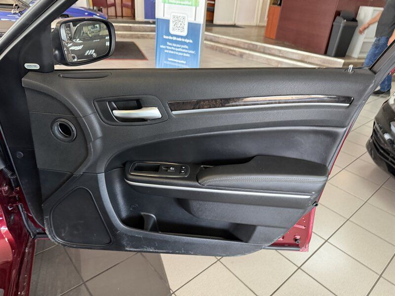 Used 2019 Chrysler 300 Limited RWD image 29
