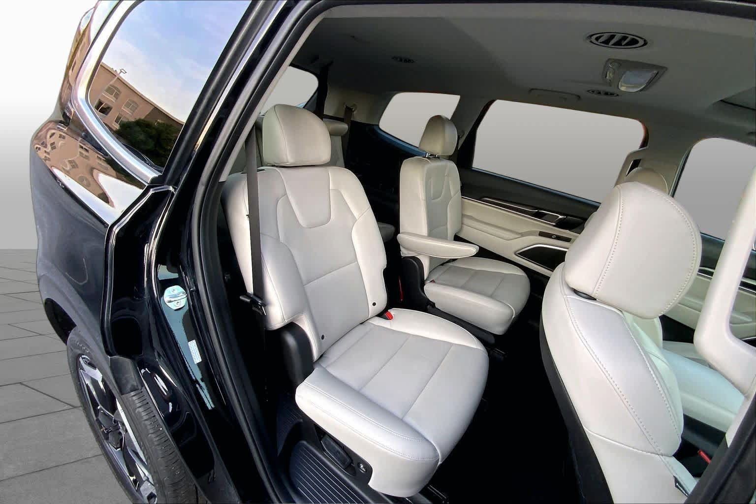 Used 2025 Kia Telluride S FWD image 16