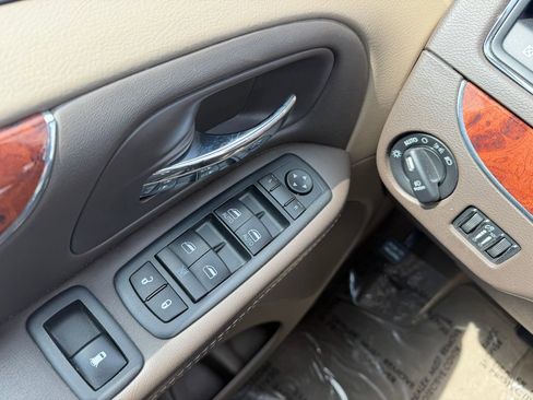 Used 2016 Chrysler Town & Country Touring image 24