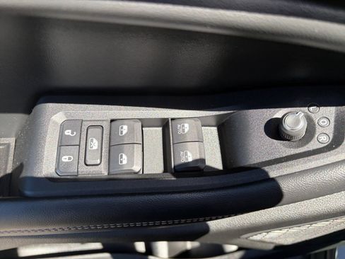 Used 2022 Jeep Grand Cherokee Altitude AWD/4WD image 14