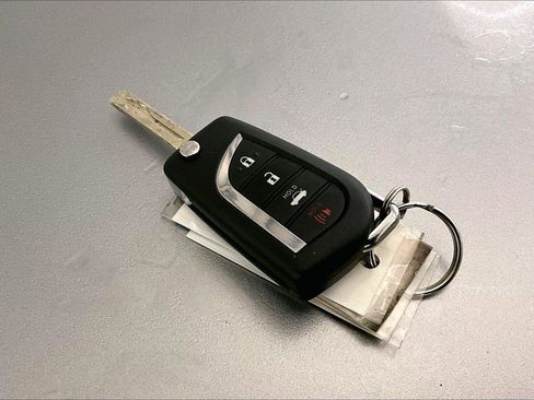 Used 2020 Toyota Camry LE image 9