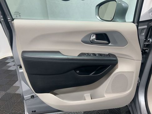 Used 2018 Chrysler Pacifica Touring Plus image 21
