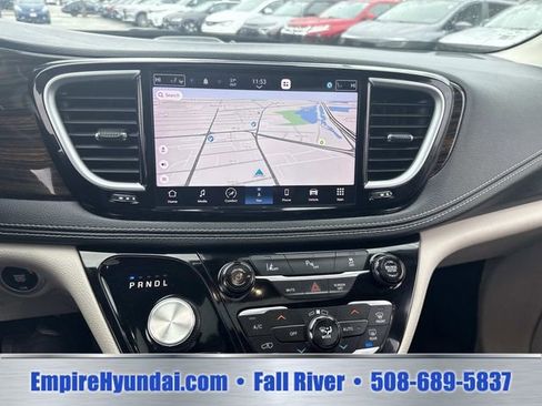 Used 2023 Chrysler Pacifica Limited FWD image 23