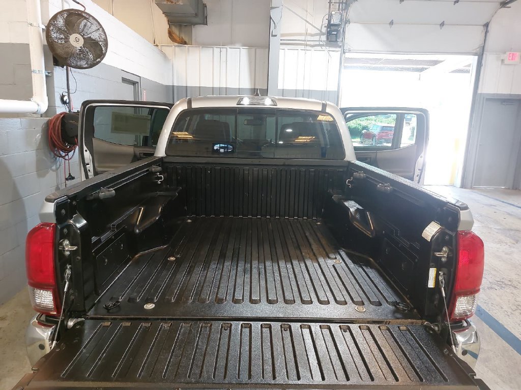 Used 2018 Toyota Tacoma SR5 RWD image 12