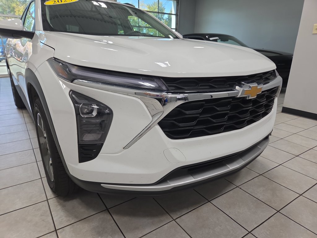 Used 2025 Chevrolet Trax LT w/ LT Convenience Package FWD image 17
