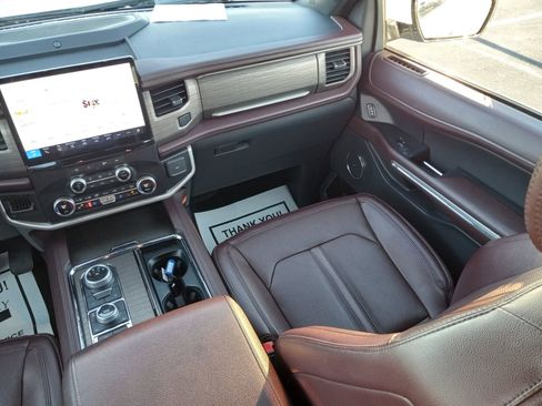 Used 2024 Ford Expedition Limited image 18
