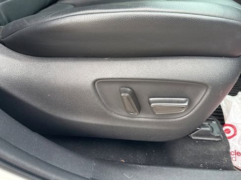 Used 2020 Toyota Highlander XLE image 19