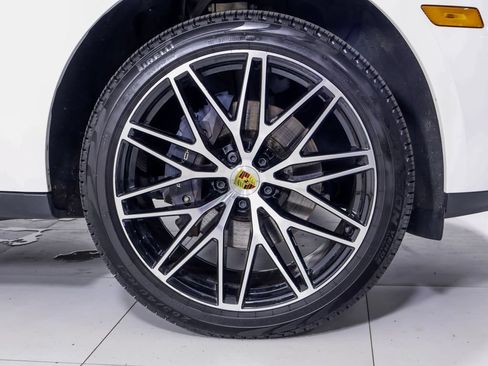 Certified 2026 Porsche Macan AWD/4WD image 16