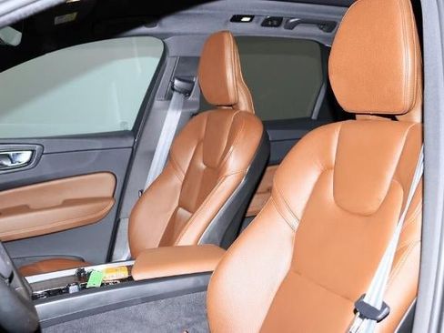 Used 2022 Volvo XC60 B5 Momentum image 17