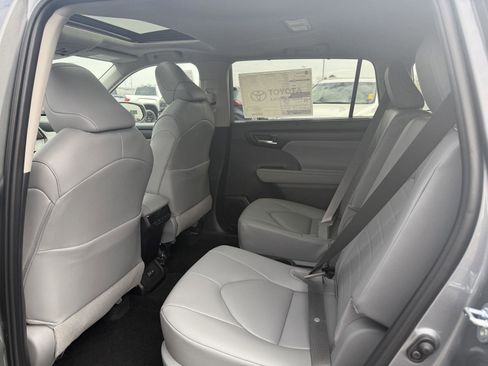 New 2026 Toyota Highlander XLE image 13