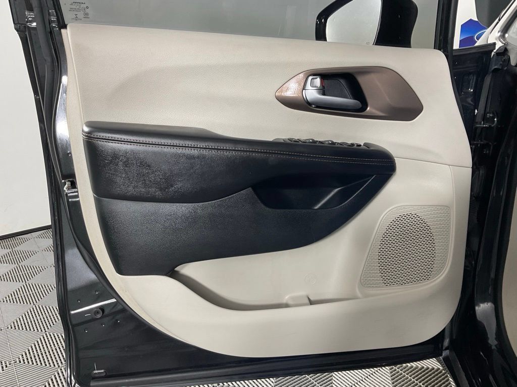 Used 2018 Chrysler Pacifica Touring-L Plus FWD image 12