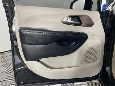 Used 2018 Chrysler Pacifica Touring-L Plus FWD image 12