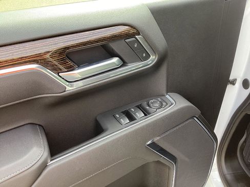 New 2025 GMC Sierra 1500 Elevation image 9