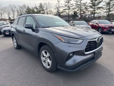 Used 2023 Toyota Highlander LE image 2