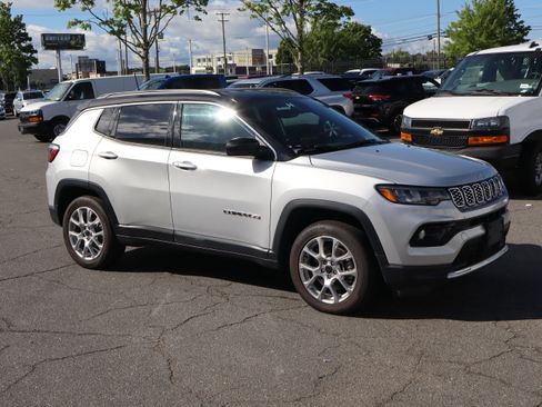 Used 2025 Jeep Compass Limited AWD/4WD image 2