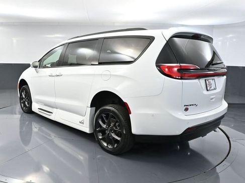 Used 2022 Chrysler Pacifica Touring-L w/ Uconnect Theater Family Group image 9