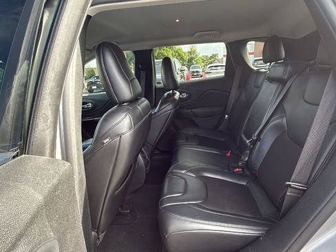 Used 2019 Jeep Cherokee Latitude Plus FWD image 18