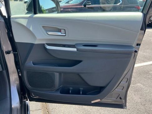 Used 2022 Toyota Sienna XLE w/ XLE Plus Package FWD image 35