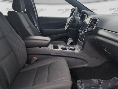 Used 2019 Jeep Grand Cherokee Laredo w/ 18" Wheel & 8.4" Radio Group AWD/4WD image 15