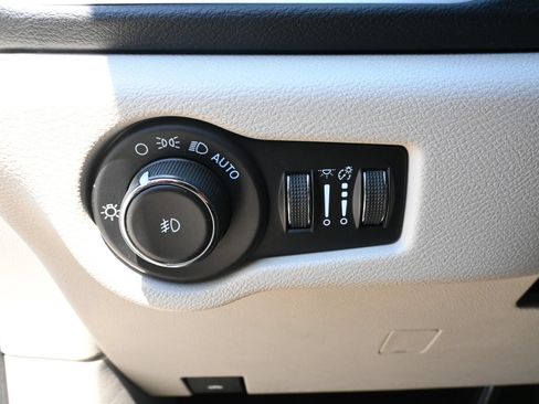 Used 2023 Chrysler Pacifica Touring-L FWD image 9