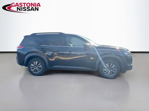 Used 2024 Nissan Pathfinder SV image 10
