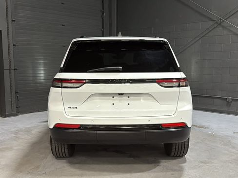 Used 2022 Jeep Grand Cherokee Altitude AWD/4WD image 5