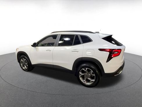 Used 2025 Chevrolet Trax LT w/ LT Convenience Package image 10