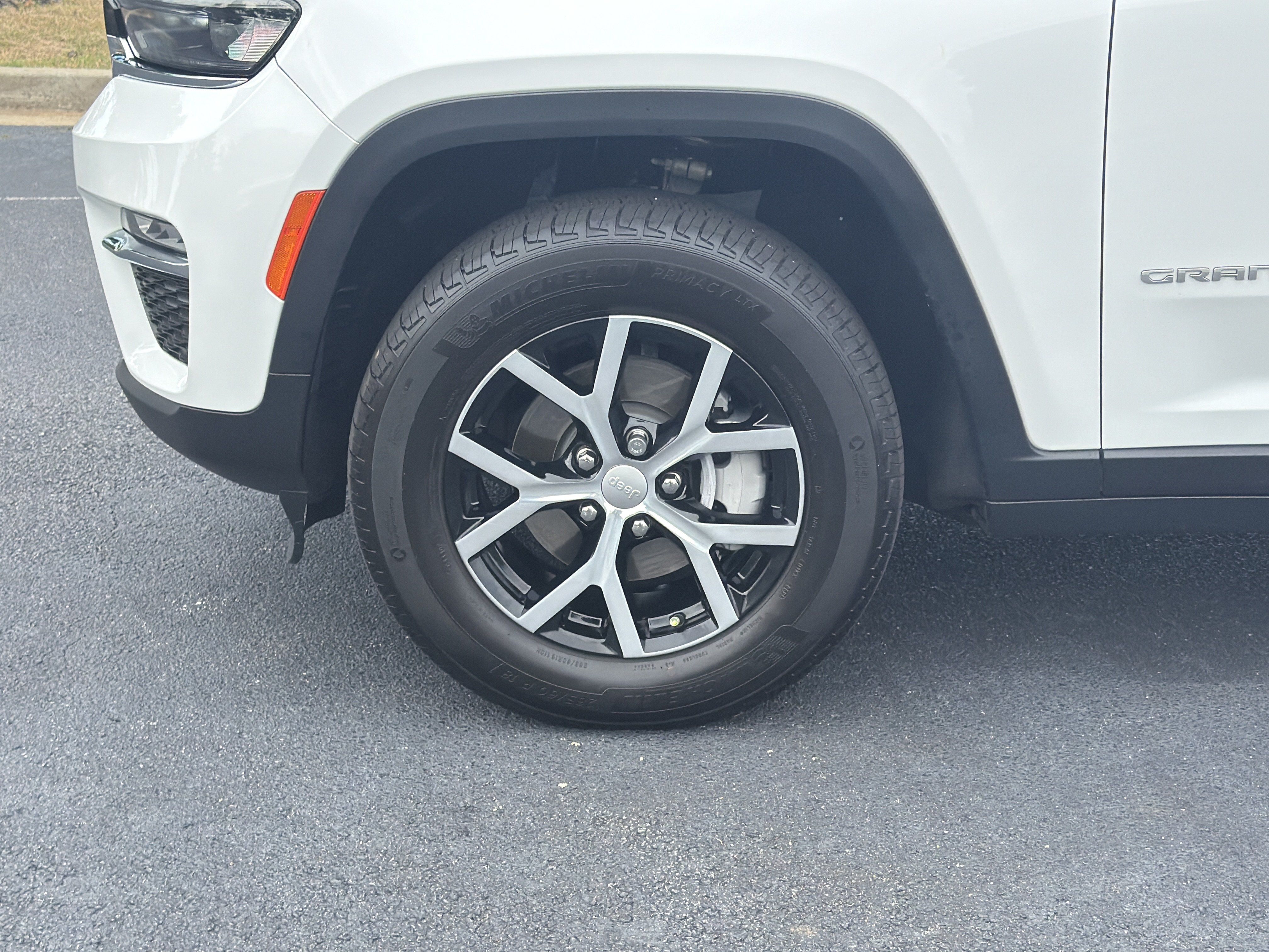 Used 2025 Jeep Grand Cherokee Limited RWD image 32