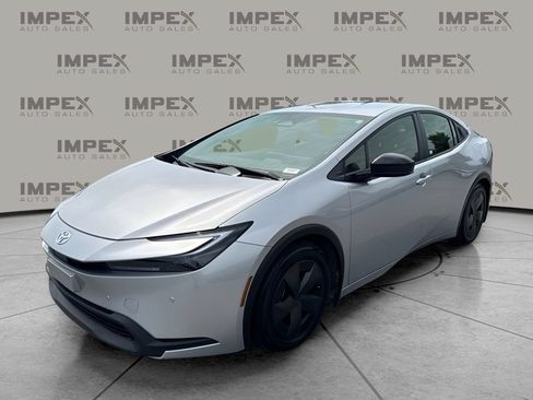 Used 2026 Toyota Prius LE FWD image 1