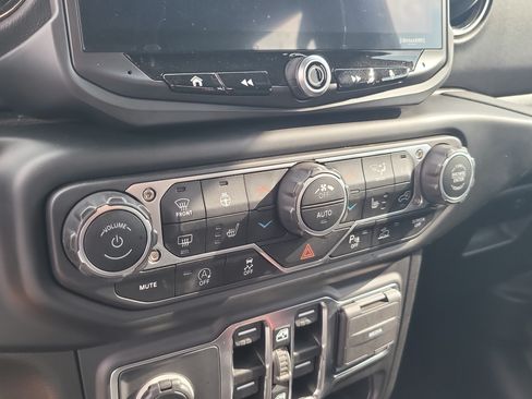 Used 2021 Jeep Gladiator Overland AWD/4WD image 23