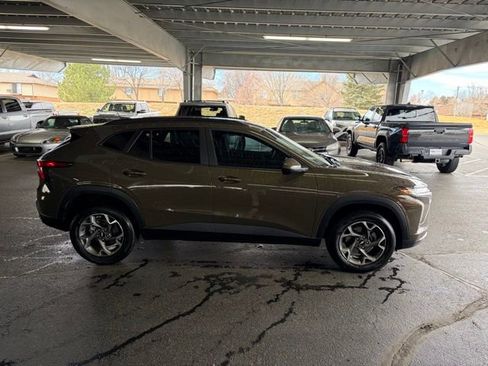 Used 2024 Chevrolet Trax LT w/ Sunroof Package image 11