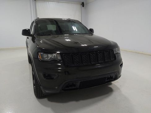 Used 2019 Jeep Grand Cherokee Laredo AWD/4WD image 14