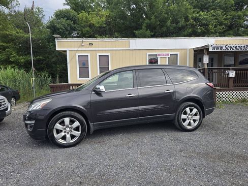 Used 2016 Chevrolet Traverse LT w/ Style and Technology Package FWD image 2