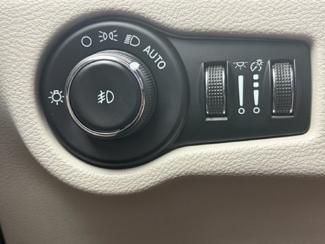 Used 2024 Chrysler Pacifica Touring-L FWD image 22