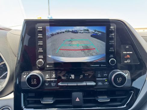 Used 2022 Toyota Highlander XLE FWD image 21