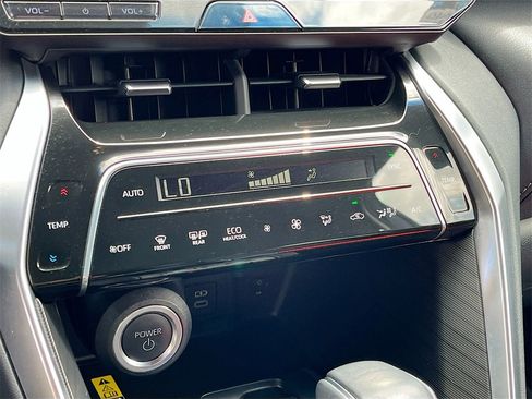 Used 2024 Toyota Venza XLE image 16